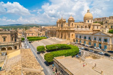 Katedral ve Palazzo Ducezio ile Noto panoramik görünümü. Siracusa eyaleti, Sicilya, İtalya.