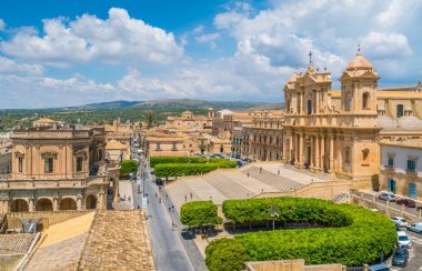 Katedral ve Palazzo Ducezio ile Noto panoramik görünümü. Siracusa eyaleti, Sicilya, İtalya.