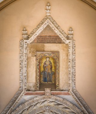 Palermo Katedrali'nin revak altında Meryem Ana simgesi. Sicilya, Güney İtalya. Temmuz-02-2018
