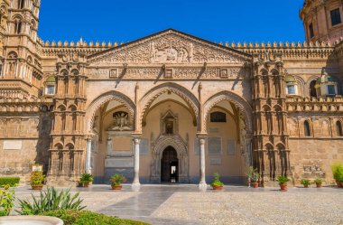 Domenico ve Antonello Gagini tarafından Palermo Katedrali'nde ünlü portiko. Sicilya, Güney İtalya.