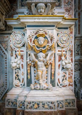 Palermo'daki Immaculate Conception Kilisesi'nde (Chiesa dell'Immacolata Concezione al Capo) mermer bas kabartma. Sicilya, İtalya. Temmuz-06-2018