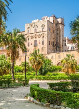 Palazzo dei Normanni (Normanlar Sarayı) veya Halk bahçelerinden görüldüğü gibi Palermo Kraliyet Sarayı. Sicilya, Güney İtalya.
