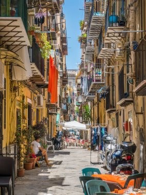 Palermo eski şehirde rahat ve dar bir yol. Sicilya, Güney İtalya. Temmuz-14-2018