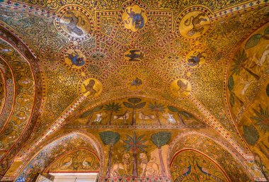 Palazzo dei Normanni (Normanlar Sarayı) veya Palermo Kraliyet Sarayı'nda dekore edilmiş oda. Sicilya, Güney İtalya. Temmuz-17-2018