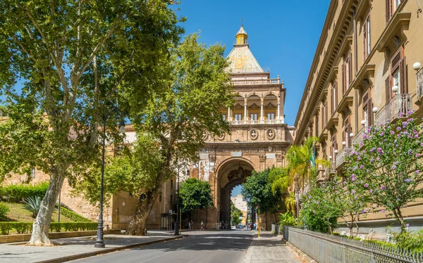 Porta Nuova Toren Poort Palermo Een Zonnige Zomerdag Sicilië Italië — Stockfoto