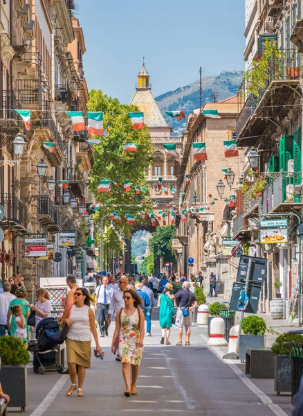 İnsanlar Via Vittorio Emanuele Palermo porta Nuova arka planda ile yürüyüş. Sicilya, İtalya. Temmuz-07-2018