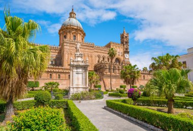 Santa Rosalia heykeli ve bahçesi ile Palermo Katedrali. Sicilya, Güney İtalya.