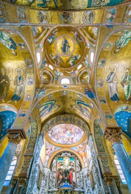 Palermo'daki Martorana'da (Amiral AzizMeryem Katedrali) tahtta İsa ile altın kubbe. Sicilya, İtalya. Temmuz-05-2018