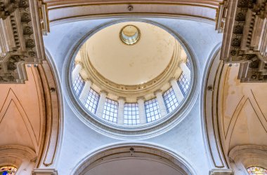 Ragusa Ibla San Giorgio Duomo kobalt cam pencereler ile Dome, Sicilya, güney İtalya. Temmuz-13-2018