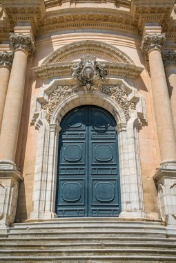 Rgusa Ibla'daki Aziz George Duomo'nun ana girişi, Sicilya, Güney İtalya.