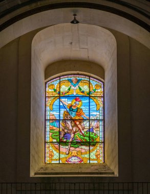 Saint George ragusa Ibla, Sicilya, güney İtalya'da San Giorgio Duomo ejderha öldürme ile vitray. Temmuz-13-2018