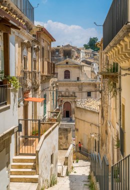 Ragusa Ibla'da Araf Kilisesi'ndeki Kutsal Ruhlar ile manzara. Sicilya, Güney İtalya.