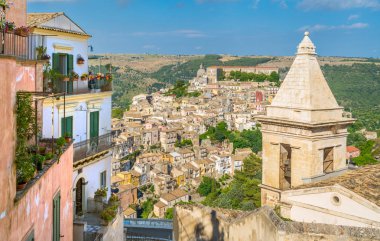 Sicilya 'da Santa Maria alle Scale barok kasaba kilisesi ile Ragusa Ibla Panoramik görünümü (Sicilya), güney İtalya.
