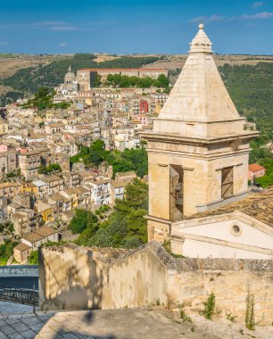 Sicilya 'da Santa Maria alle Scale barok kasaba kilisesi ile Ragusa Ibla Panoramik görünümü (Sicilya), güney İtalya.