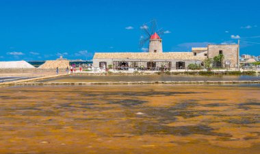 Trapani tuz düzlüklerinde Museo del Sale (Tuz Müzesi). Sicilya, Güney İtalya.