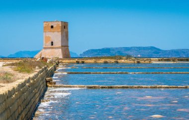 Trapani tuz düzlüklerinde Nubia Kulesi. Sicilya, Güney İtalya.