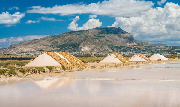 Slané Pánve Slunci Horou Erice Pozadí Trapaniho Solné Byty Sicílie — Stock fotografie