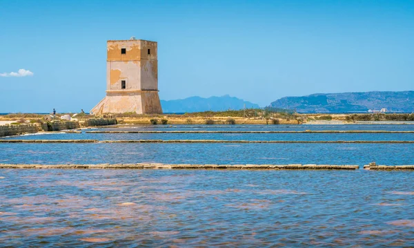 Trapani tuz düzlüklerinde Nubia Kulesi. Sicilya, Güney İtalya.