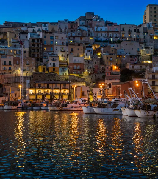 Akşamları pitoresk Sciacca kenti limana bakmektedir. Agrigento eyaleti, Sicilya.
