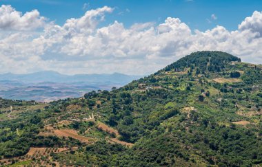Segesta, Sicilya antik Yunan kenti, güney İtalya'dan çevredeki manzara panoramik görünümü.