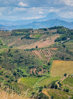 Segesta, Sicilya antik Yunan kenti, güney İtalya'dan çevredeki manzara panoramik görünümü.