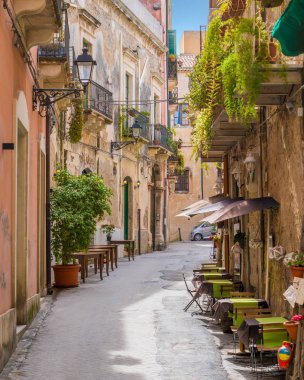 Ortigia'da dar ve pitoresk bir yol, Siracusa eski şehir, Sicilya, güney İtalya.