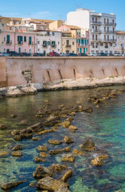 Güneşli bir yaz gününde Ortigia'da Siracusa sahili. Sicilya, Güney İtalya.