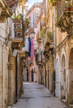 Ortigia'da dar ve pitoresk bir yol, Siracusa eski şehir, Sicilya, güney İtalya.