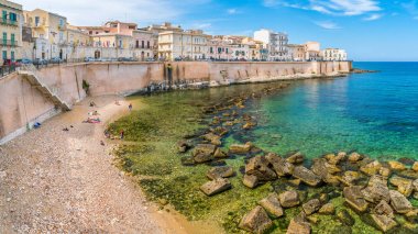 Güneşli bir yaz gününde Ortigia'da Siracusa sahili. Sicilya, Güney İtalya.