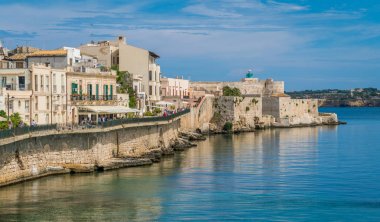 Güneşli bir yaz gününde Ortigia'da Siracusa sahili. Sicilya, Güney İtalya.
