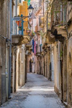 Ortigia'da dar ve pitoresk bir yol, Siracusa eski şehir, Sicilya, güney İtalya.