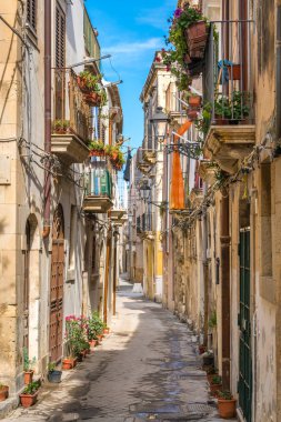 Ortigia'da dar ve pitoresk bir yol, Siracusa eski şehir, Sicilya, güney İtalya.