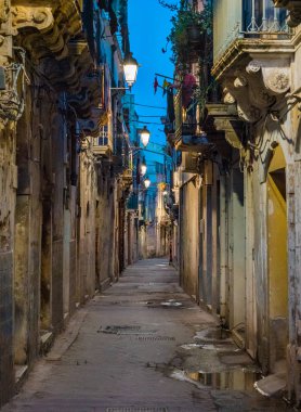 Siracusa eski şehir (Ortigia) gece pitoresk bir yol. Sicilya, Güney İtalya.