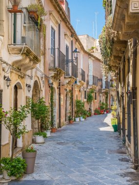 Ortigia'da dar ve pitoresk bir yol, Siracusa eski şehir, Sicilya, güney İtalya.