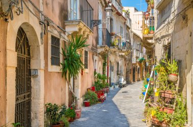 Ortigia'da dar ve pitoresk bir yol, Siracusa eski şehir, Sicilya, güney İtalya.