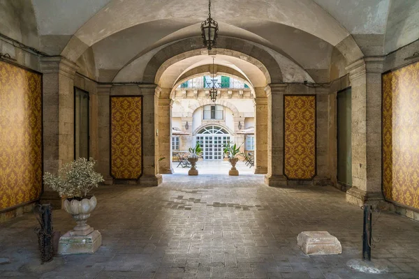 Una Acogedora Elegante Entrada Palacio Histórico Del Casco Antiguo Siracusa —  Fotos de Stock