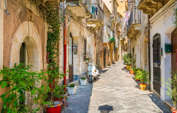 Ortigia'da dar ve pitoresk bir yol, Siracusa eski şehir, Sicilya, güney İtalya.