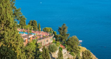 Taormina, Messina ili, Sicilya, güney İtalya'da ünlü güzel şehir manzara.