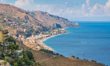Taormina'dan görüldüğü gibi Sicilya kıyı şeridinin panoramik görüntüsü. Messina eyaleti, Sicilya, Güney İtalya.