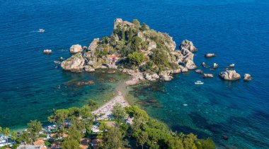 Taormina'daki Isola Bella'nın manzara manzarası, Messina eyaleti, Güney İtalya.