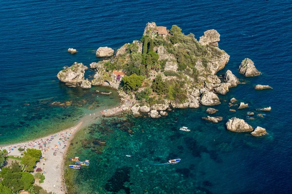 Taormina'daki Isola Bella'nın manzara manzarası, Messina eyaleti, Güney İtalya.