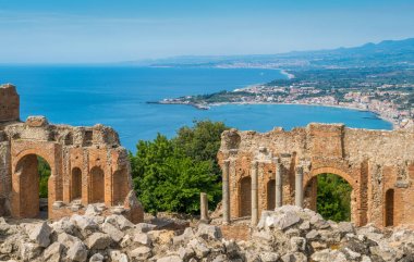 Sicilya kıyı şeridi ile Taormina Antik Yunan Tiyatrosu kalıntıları. Messina eyaleti, Sicilya, Güney İtalya.