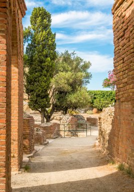 Güneşli bir yaz gününde Taormina Antik Yunan Tiyatrosu kalıntıları. Messina eyaleti, Sicilya, Güney İtalya.