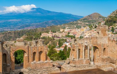 Arka planda Etna yanardağı ile Taormina Antik Yunan Tiyatrosu kalıntıları. Messina eyaleti, Sicilya, Güney İtalya.