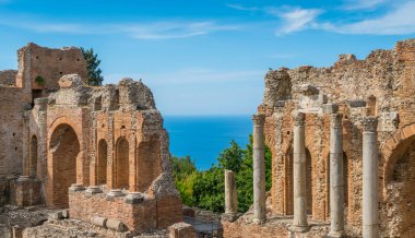 Arka planda deniz ile Taormina Antik Yunan Tiyatrosu kalıntıları. Messina eyaleti, Sicilya, Güney İtalya.
