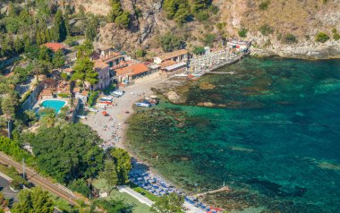Taormina'da akuamarin suyu bulunan rahat ve rahatlatıcı bir koy. Messina eyaleti, Sicilya, Güney İtalya.