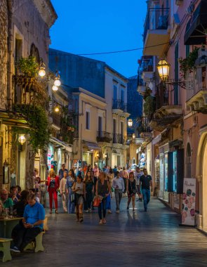 Bir yaz akşamı güzel Taormina. Messina eyaleti, Sicilya, Güney İtalya. Temmuz-07-2018