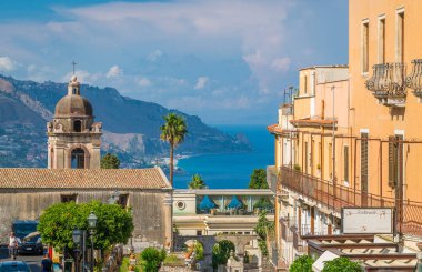 Taormina, Messina ili, Sicilya, güney İtalya'da ünlü güzel şehir manzara.