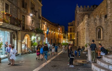 Bir yaz akşamı güzel Taormina. Messina eyaleti, Sicilya, Güney İtalya. Temmuz-07-2018