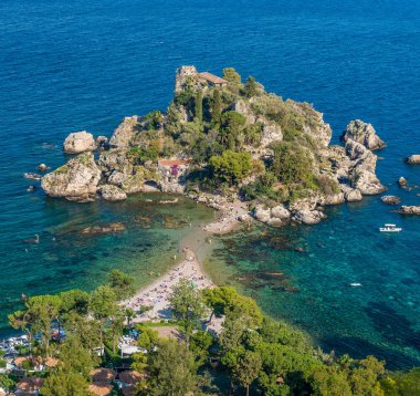 Taormina'daki Isola Bella'nın manzara manzarası, Messina eyaleti, Güney İtalya.